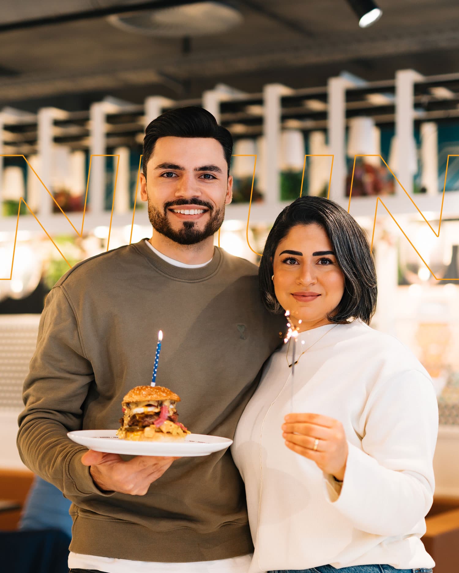 Burger House: die Familie hinter dem Restaurant, mit Burger und Kerze zum 9. Geburtstag